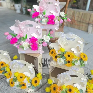 Giỏ Hoa Bướm Hoa Sáp – Món Quà Vĩnh Cửu Lan Tỏa Yêu Thương Từ Trái Tim